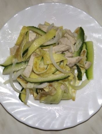 Простой салат с яичными блинами и курицей – пошаговый рецепт