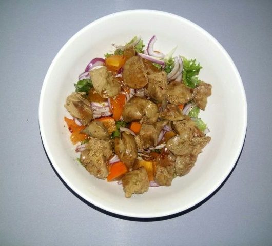 Полезный салат из печени индейки с хурмой – пошаговый рецепт
