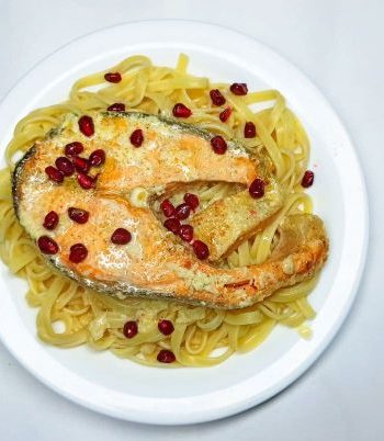 Стейк лосося в сливочном соусе и гранатом – пошаговый рецепт