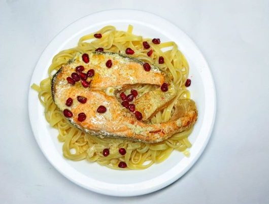Стейк лосося в сливочном соусе и гранатом – пошаговый рецепт