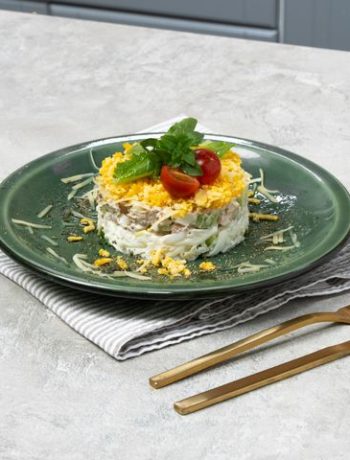 Необычный салат с филе индейки и консервированной скумбрией