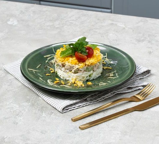 Необычный салат с филе индейки и консервированной скумбрией