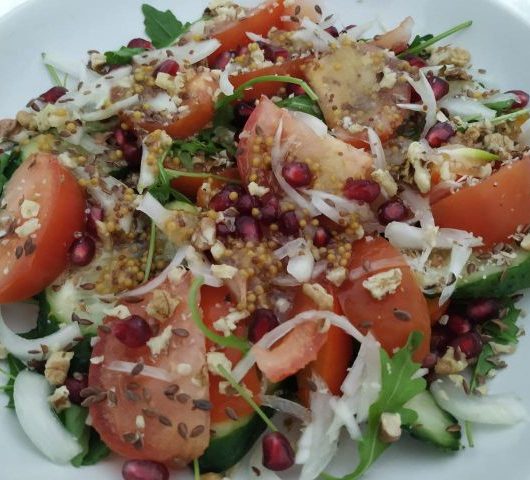 Салат с хурмой и томатами – пошаговый рецепт