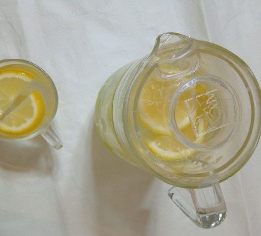 Детокс-напиток с лимоном и имбирем