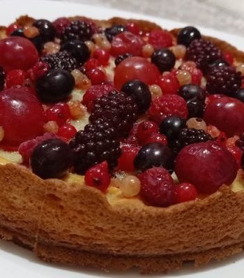 Яркий аппетитный пирог с ягодами в сметанной заливке – пошаговый рецепт