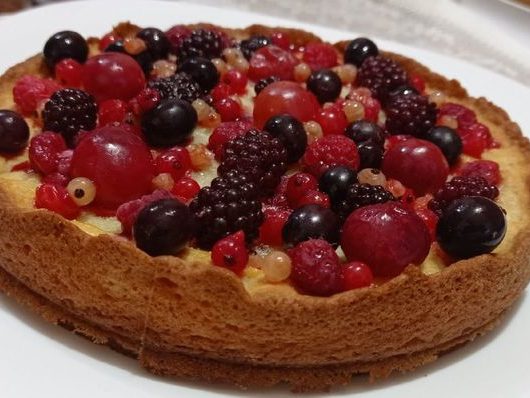 Яркий аппетитный пирог с ягодами в сметанной заливке – пошаговый рецепт