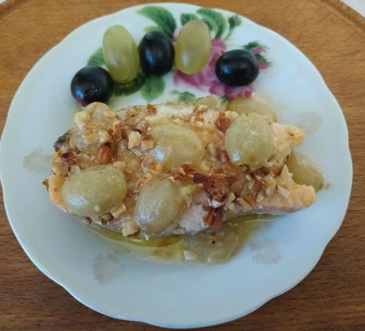 Запеченные стейки лосося с виноградом и миндалем – пошаговый рецепт