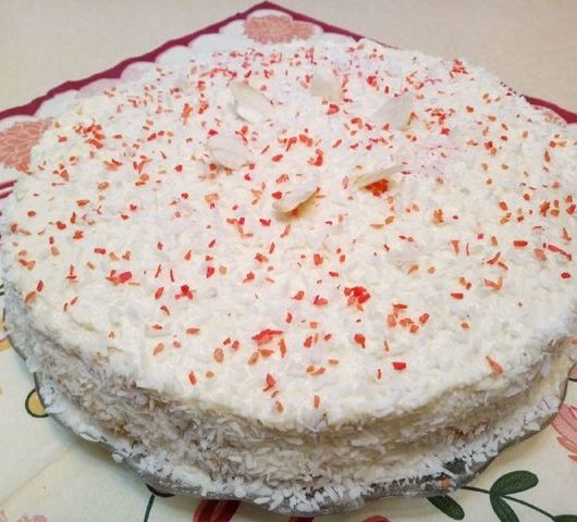 Белоснежный и пышный торт «Рафаэлло» с миндалем и сливочным кремом – пошаговый рецепт