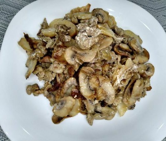 Мягкая и вкусная говядина с картофелем и грибами в сливочном соусе – пошаговый рецепт