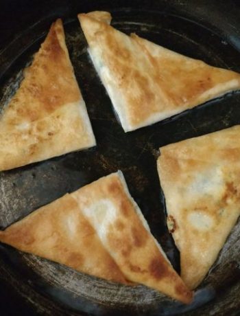 Быстрые пирожки из лаваша с творогом и зеленым луком – пошаговый рецепт