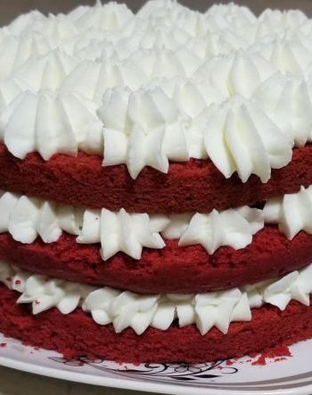 Бисквитный торт на кефире со сливочным кремом и ягодами – пошаговый рецепт