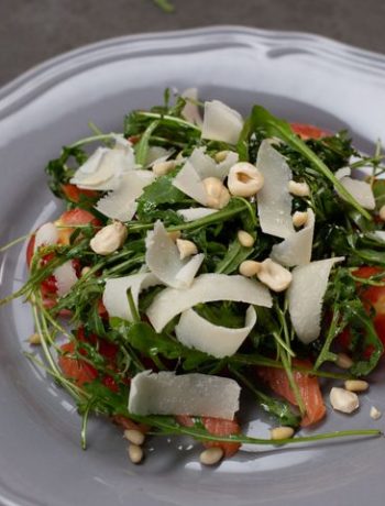 Салат с красной рыбой и рукколой – пошаговый рецепт