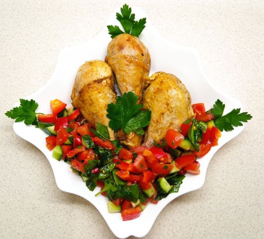 Сочная курица с овощным салатом – пошаговый рецепт
