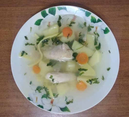 Ароматный куриный бульон с овощами и домашней лапшой – пошаговый рецепт