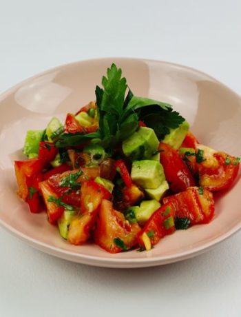 Салат с авокадо и томатами – пошаговый рецепт