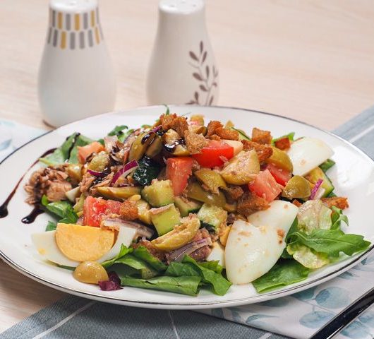 Салат с тунцом и оливками – пошаговый рецепт