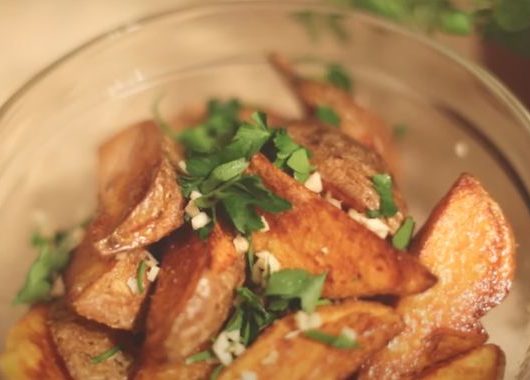 Картофель по-деревенски c чесноком – пошаговый рецепт