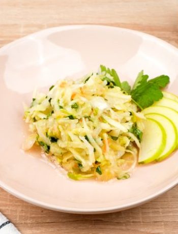 Салат с квашеной капустой и яблоком – пошаговый рецепт