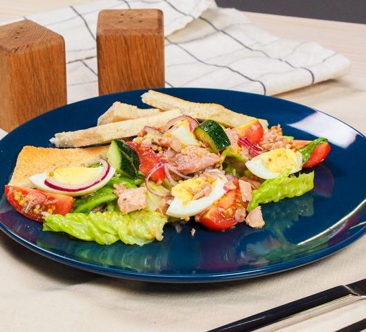 Полезный салат с тунцом и яйцом – пошаговый рецепт