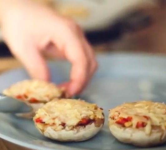 Шампиньоны с сыром и орешками – пошаговый рецепт