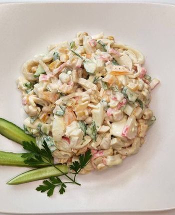 Оригинальный крабовый салат с кальмарами и болгарским перцем – пошаговый рецепт