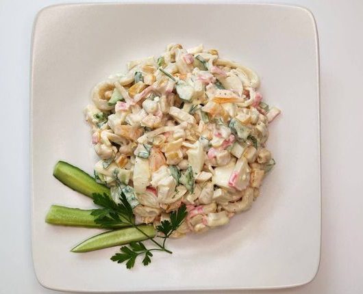 Оригинальный крабовый салат с кальмарами и болгарским перцем – пошаговый рецепт