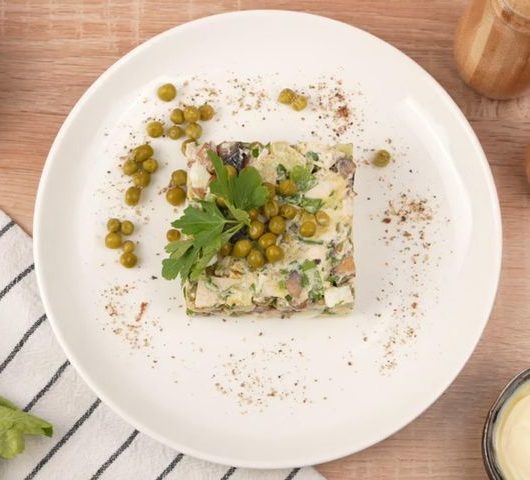 Салат с шампиньонами и горошком – пошаговый рецепт