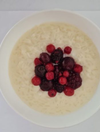 Молочный суп с рисом и ягодами – пошаговый рецепт
