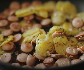 Картошка с сосисками по-домашнему – пошаговый рецепт