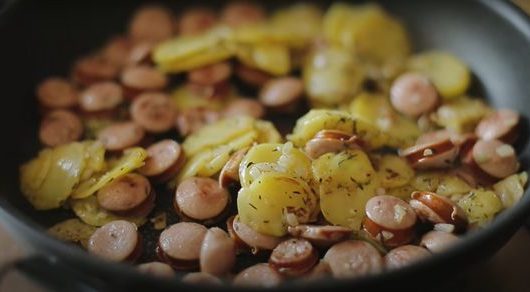 Картошка с сосисками по-домашнему – пошаговый рецепт