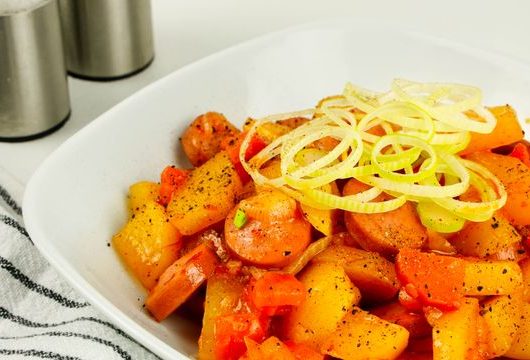 Тушеная картошка с сосиками – пошаговый рецепт