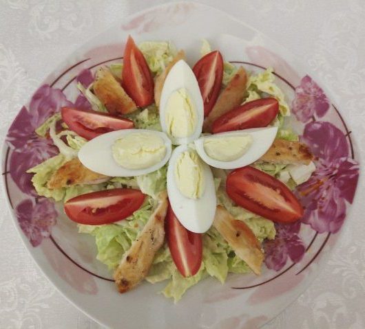 Простой салат «Цезарь» с грецким орехом – пошаговый рецепт