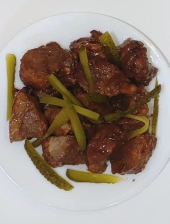 Жареное мясо с соломкой из огурчиков – пошаговый рецепт