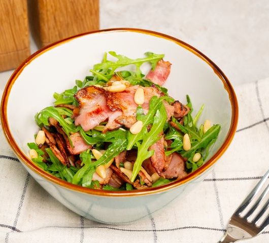 Салат с жареным беконом – пошаговый рецепт