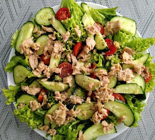 Питательный салат с тунцом и кедровыми орехами – пошаговый рецепт