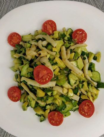 Зеленый салат с кальмарами