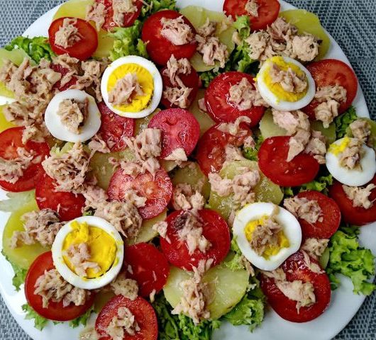 Легкий и полезный салат с тунцом – пошаговый рецепт