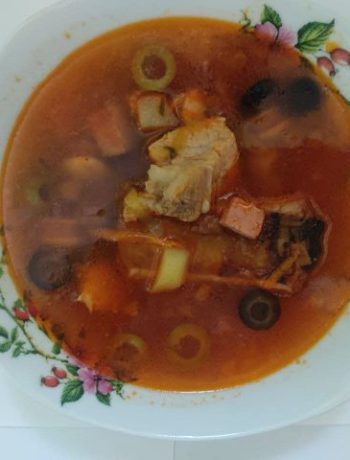 Солянка мясная с копчеными ребрышками и огурцами – пошаговый рецепт