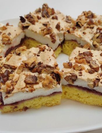 Нежнейший пирог с повидлом и грецким орехом – пошаговый рецепт