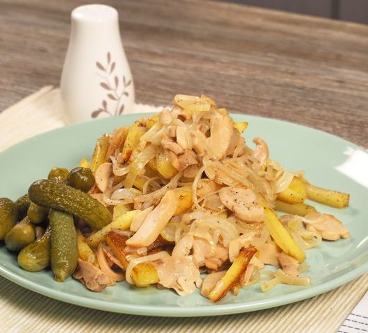 Жареный картофель с консервированными шампиньонами на сковороде – пошаговый рецепт