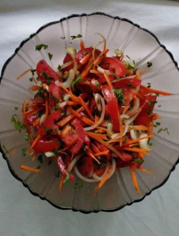 Пикантный салат из помидоров