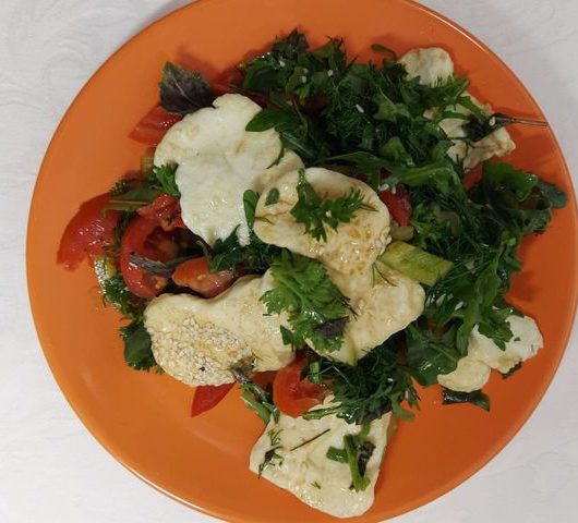 Пикантный салат с адыгейским сыром – пошаговый рецепт