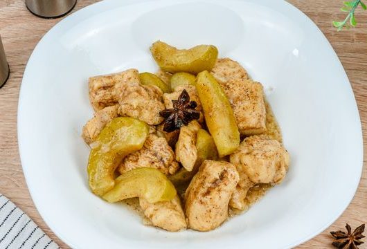 Курица с яблоками в мультиварке