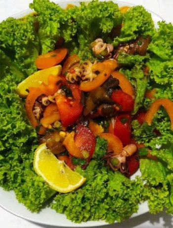 Деликатесный салат из осьминогов с грибами – пошаговый рецепт