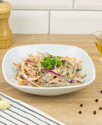 Салат из сердца с маринованным луком – пошаговый рецепт