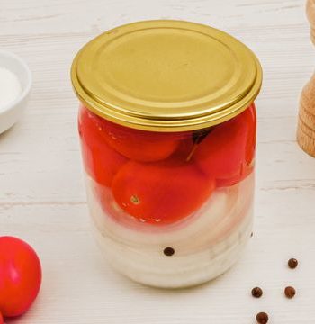 Маринованные помидоры с луком по-домашнему – пошаговый рецепт