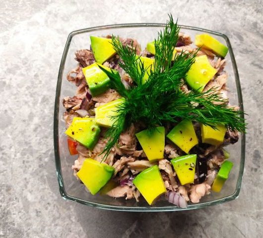 Вкусный салат с тунцом и авокадо – пошаговый рецепт