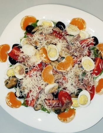 Пикантный салат из тунца и мандарин – пошаговый рецепт