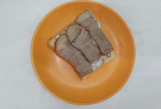 Сытный бутерброд со свининой – пошаговый рецепт
