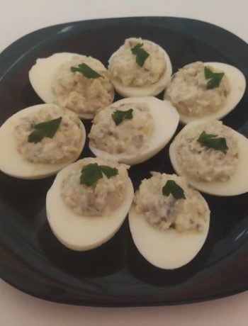Фаршированные яйца с консервированной скумбрией – пошаговый рецепт